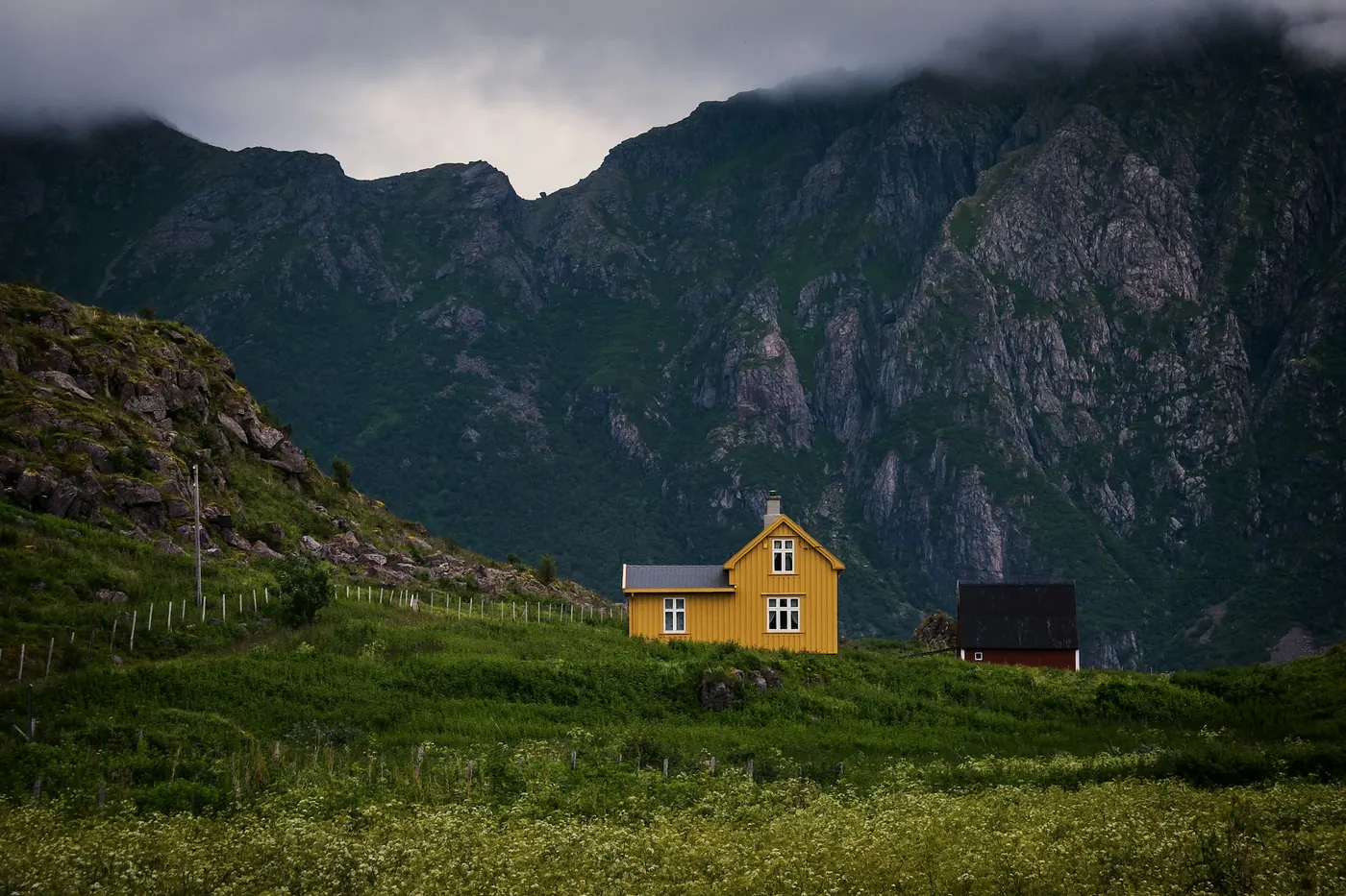Gult trehus under fjellene på Nordvestlandet
