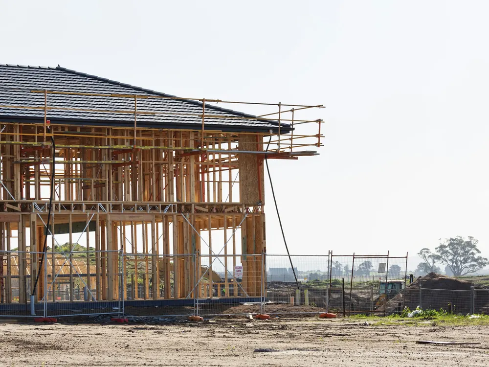Hus med stillas under rehabilitering